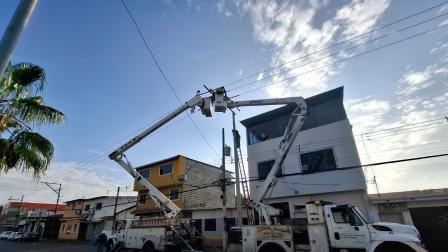 Personal de CNEL realiza trabajos de mantenimiento en los equipos de transmisión en distintas provincias.