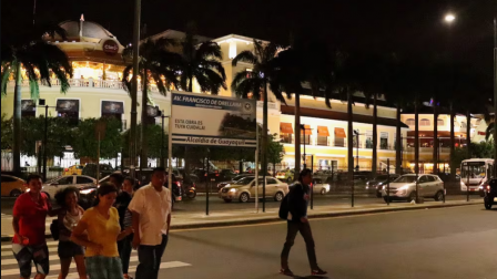 Un estructura colapsó en un centro comercial de Guayaquil, ubicado en la avenida Francisco de Orellana.