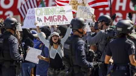 Activistas muestran carteles durante las protestas provocadas por las redadas de inmigración en Los Ángeles, California, EE. UU., el 8 de junio de 2025.