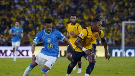 Moisés Caicedo (derecha) escapa de la marca de Estevao, jugador de Brasil, durante el partido de eliminatorias disputado el jueves 5 de junio, en  el estadio Banco Pichincha.