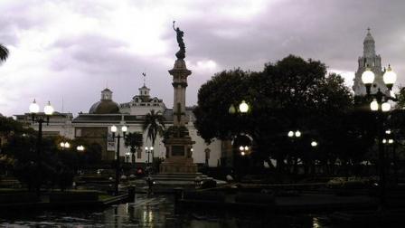 Cámaras de seguridad captaron un intento de robo de piezas del monumento de la Plaza de la Independencia, la madrugada de este miércoles 11 de junio de 2025.