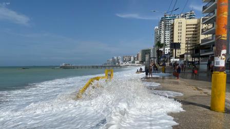 El Inocar advierte que durante el fin de semana habrá oleaje en distintas playas del país.