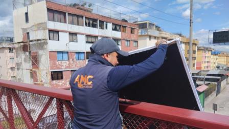 Personal de la AMC retira propaganda electoral de la vía pública.