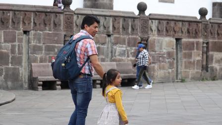 Pdres paseando junto a su hija en el Centro Histórico de Quito .