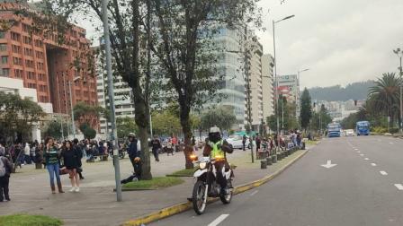 Largas filas en los exteriores de la Plataforma Gubernamental Norte de Quito para obtener la cédula el 14 de junio del 2025.