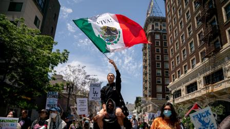 Un manifestante con la bandera de México durante manifestaciones del sábado 14 de enero del 2025, en las calles del centro de Los Ángeles.