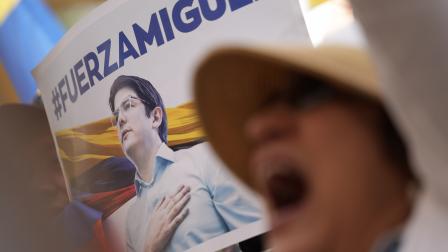 Personas se manifiestan con carteles de Miguel Uribe Turbay y banderas en la Marrcha del Silencio el domingo 15 de junio del 2025 en Cali.