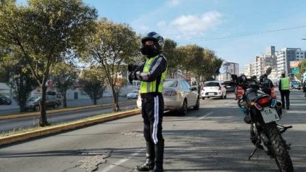 Los agentes de la Agencia Metropolitana de Tránsito son los encargados de controlar que se cumpla la medida de Pico y Placa.