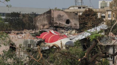 Un avión de la compañía Air India se estrelló sobre una residencia universitaria y dejó más de 240 muertos.