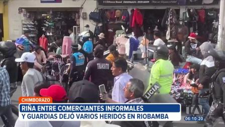 Una riña entre presuntos comerciantes informales y guardias de seguridad movilizó a decenas de policías en Riobamba.
Un reportaje de Mercedes Chávez