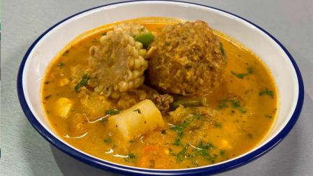 Caldo de bolas de verde, una deliciosa receta del chef Felipe Campana. ¿Te animas a seguir los pasos y deleitarte con esta sopa?