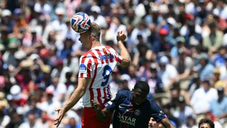 Alexander Sorloth (izquierda), del Atlético de Madrid, salta junto al crédito tricolor Willian Pacho, del PSG, durante el partido del domingo 15 de junio del 2025, en el Mundial  de Clubes.