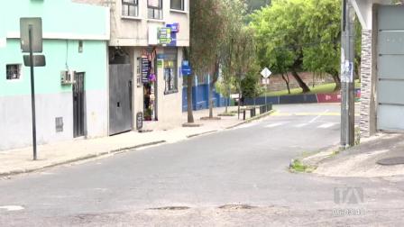Moradores de La Gasca, denuncian una nueva modalidad de robo en la que los sospechosos intimidan a estudiantes universitarios y los obligan a dirigirse hasta sus domicilios para despojarles de sus pertenencias.
Un reportaje de Nathalie Jiménez