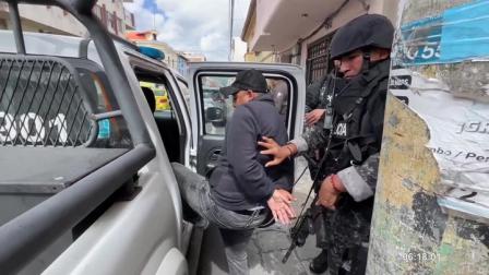 Una banda de personas que se hacían pasar por funcionarios municipales para ofrecer empleos falsos fue desarticulada en Riobamba.
Un reportaje de Mercedes Chávez