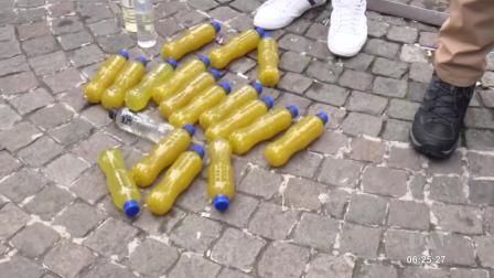 La Agencia Metropolitana de Control incautó 65 litros de licor sin registro sanitario en Quito. Papelerías, sastrerías y panaderías se dedicaban al expendio de estos productos.
Un reportaje de Nathalie Jiménez