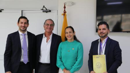 La ministra Inés Manzano junto al representante legal de Hidroquest S.A. en la firma de contrato de concesión para proyecto hidroeléctrico.