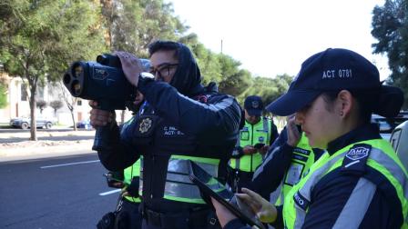 Agentes de la Agencia Metropolitana de Tránsito controla el tráfico vehicular con radares de velocidad en Quito.