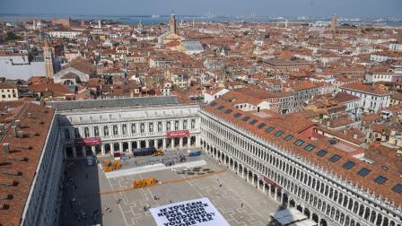 Una pancarta en contra de Jeff Bezos se desplegó en la Plaza de San Marcos, en Venecia, el lunes 23 de junio del 2025.