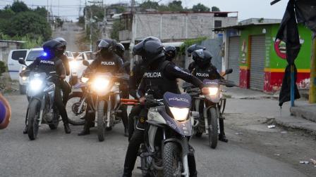 Miembros de la Policía Nacional realizan operativos contra grupos delictivos organizados en Guayaquil.