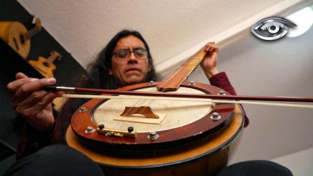 Norberto y Pablo reconstruyen instrumentos antiguos en talleres artesanales. Desde vihuelas del siglo XVI hasta flautas prehispánicas, traen de vuelta sonidos perdidos. No solo restauran: también crean nuevas formas de hacer música con historia.