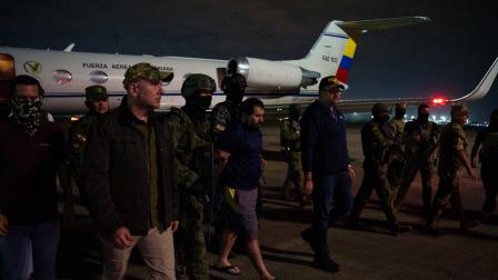 Alias 'Fito' llega a la base aérea Simón Bolívar en Guayaquil tras su recaptura en Manta.