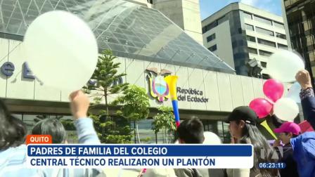 Padres de familia del Colegio Central Técnico realizaron un plantón en los exteriores del Ministerio de Educación, en el norte de Quito. El objetivo es pedir mayor seguridad y reformas a la Ley de Educación Intercultural.
Vía: Nathalie Jiménez