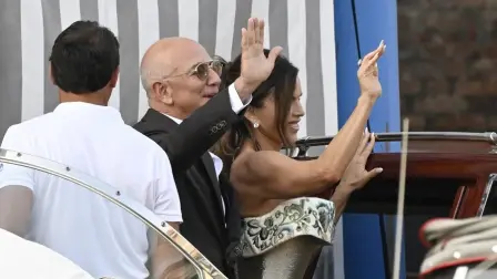 Jeff Bezos y su novia Lauren Sanchez saludaban el jueves 26 de junio del 2025 a la salida del Hotel Aman, en Venecia, para asistir a una fiesta.