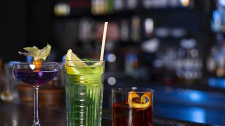 Un "moctail" es una bebida sin alcohol que imita la presentación y complejidad de un cóctel tradicional.