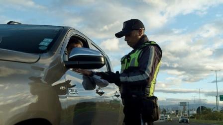 Agente de tránsito en control de documentos como parte de operativo en Quito.