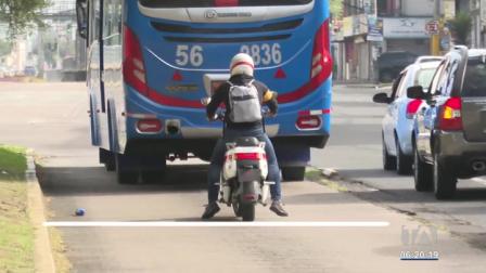 Más de 4 mil personas fueron sancionadas en lo que va del año por mal uso de carriles exclusivos en Quito. Los conductores de motocicletas son quienes más incumplen con esta normativa.

Un reportaje de Stephany Paz