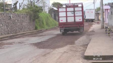 Moradores de la parroquia de Píntag, en el suroriente de Quito, solicitan la rehabilitación de la vía que permanece en mal estado desde hace más de un año. 

Un reportaje de Nathalie Jiménez