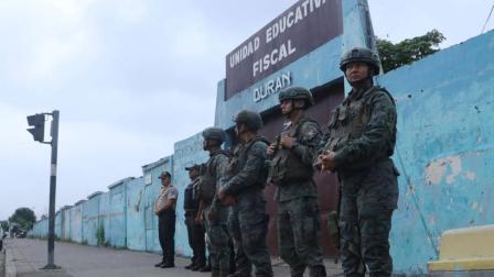 Militares y policías custodian el ingreso y la salida de estudiantes de un colegio en Durán.