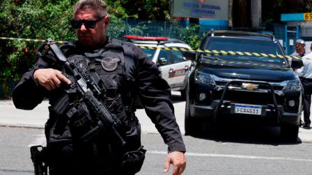 Policías de Brasil acordonaron un colegio público tras un ataque en 2023.