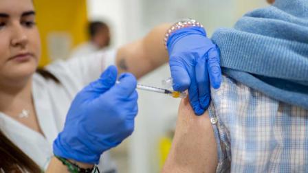 Un hombre se vacuna durante la campaña de vacunación contra la gripe, en un centro de salud en Madrid, en octubre pasado.