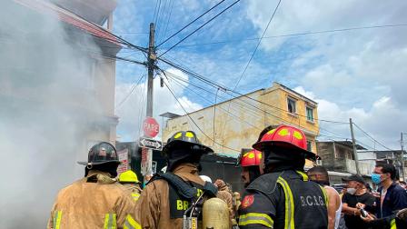 Bomberos de Guayaquil en el desempeño de sus funciones. Víctimas de robo y agresiones en Guayaquil.