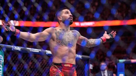 Ilia Topuria celebrando tras haber noqueado a Charles Oliveira en el evento estelar del UFC 317.