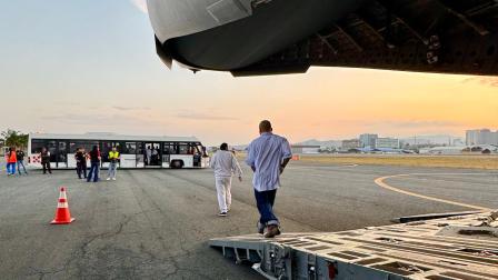 Los ecuatorianos deportados de EE.UU. vestían un calentador blanco y no lucían esposados al aterrizar en Guayaquil