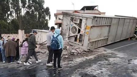Un tráiler se volcó en Ambato el lunes 30 de junio. Producto del siniestro una mujer murió aplastada por el container.