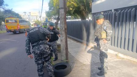 La policía Nacional encontró un artefacto explosivo en la av. Eloy Alfaro, en Quito.