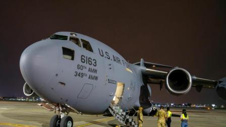 Ecuarorianos han sido deportados de Estados Unidos en aviones de la Fuerza Aérea de ese país.