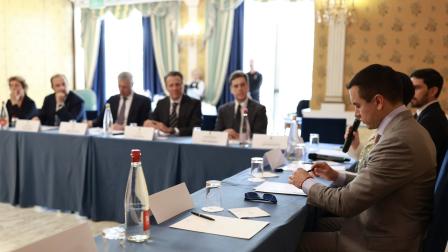 El presidente Daniel Noboa se reunió con empresarios en Italia para buscar inversiones en sectores estratégicos.