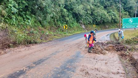 En las zonas de los derrumbes se realizan labores de limpieza para habilitar el transito vehicular.