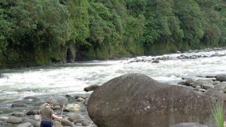 Pobladores observaron manchas de crudo en el río Quijos, en Napo, este jueves 3 de julio del 2025.
