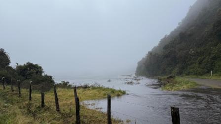 La laguna de Papallacta se desbordó, este jueves 3 de julio del 2025, por la acumulación de agua por las lluvias.