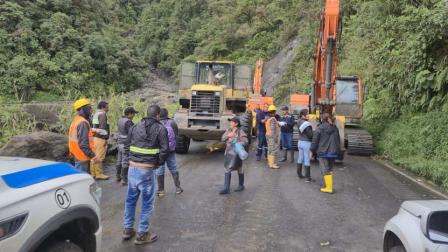 Las autroidades del GAD de Quijos y del Ministerio de Transporte y Obras Públicas en la apertura de una vía este jueves 3 de julio del 2025.