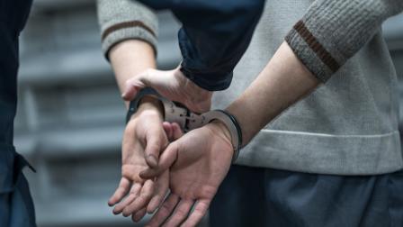 Una persona fue detenida el momento en que intentaba venderle la droga a un cliente.
