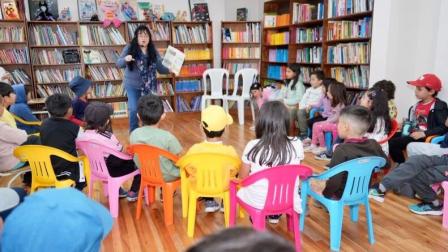 Niños aprenden durante un club de lectura en el Centro Cultural Benjamín Carrión.