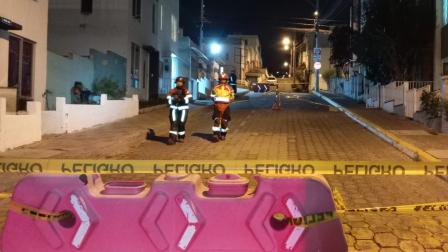 La zona donde se encontró el socavón en el norte de Quito se cerró al paso vehicular y peatonal este viernes 4 de julio del 2025.