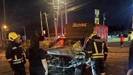 Bomberos acudieron a atender la emergencia y socorrer a las personas afectadas por un siniestro de tránsito en Cayambe.
