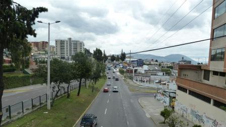 Una persona murió dentro de un vehículo sobre la avenida Occidental y Manuel Valdivieso, en Quito.